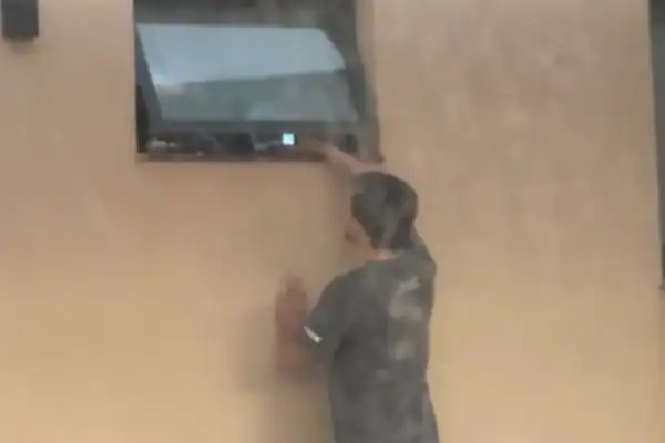 Vídeo mostra homem com celular enquanto a vizinha toma banho
