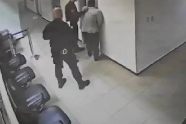 Promotor é filmado agredindo homem algemado em fórum