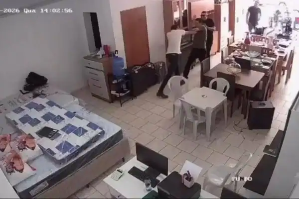 Vídeo mostra prefeito Mariano Correntina agredindo vereador em loja de móveis