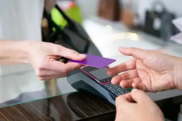 Funcionária desvia R$ 137 mil no cartão corporativo e esquema vem à tona após compra de iPhone