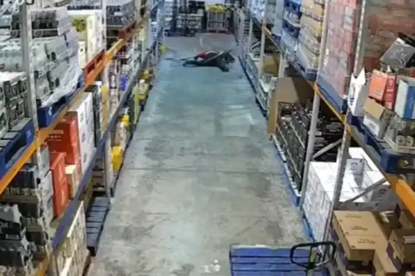 Trabalhador cai de telhado de galpão em vídeo impressionante