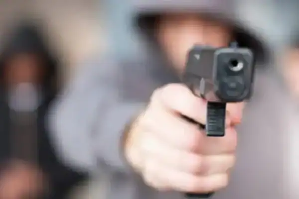 Vídeo mostra homem flagrado roubando e reação chocante da população
