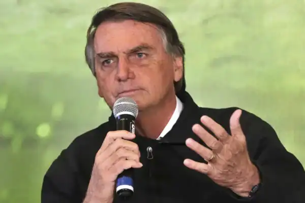 Moraes estabelece prazo de 24 horas para Bolsonaro esclarecer apreensão de arma registrada em seu nome