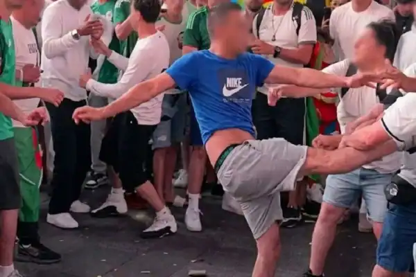 Torcedores de Argentina e Argélia se envolvem em confronto na Times Square antes da Copa do Mundo 2026