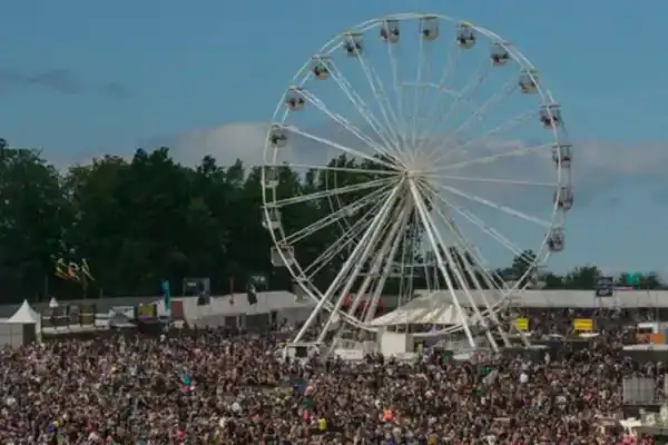 Casal é flagrado mantendo relações sexuais em roda-gigante durante festival de música na Inglaterra