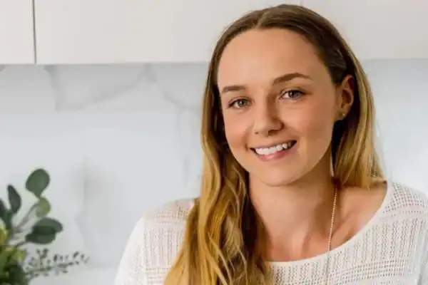 Influenciadora australiana Stacey Warnecke morre após hemorragia em parto domiciliar
