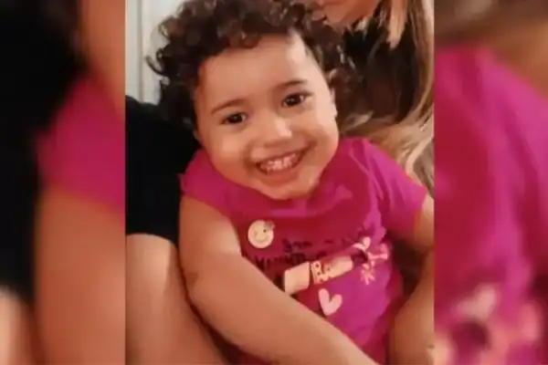 Polícia indicia pais de menina morta no dia em que ela completaria 2 anos