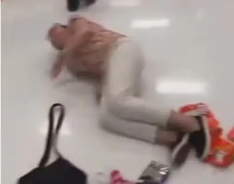 Influenciadora do TikTok faz idosa cair em supermercado ao gravar dancinha e gera polêmica
