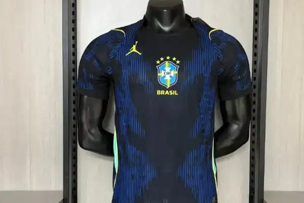 Estampa demoníaca? Entenda a polêmica do segundo uniforme azul da Seleção Brasileira