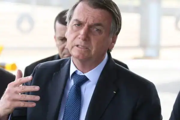 Tornozeleira eletrônica de Bolsonaro registra falha antes de jogo do Brasil