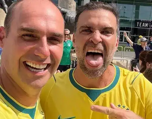 Eduardo Bolsonaro, condenado pelo STF, acompanha vitória do Brasil no estádio e provoca Lula