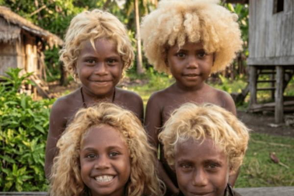 O real motivo dos habitantes dessa ilha terem a pele escura e os cabelos naturalmente loiros