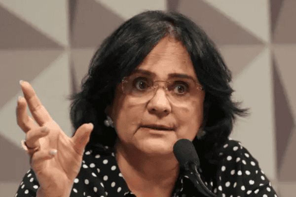 Damares deixa equipe de Flávio Bolsonaro após briga com Michelle