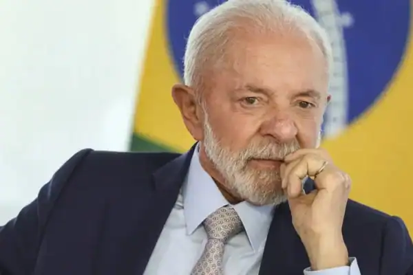 Lula faz gesto do dedo do meio durante evento em Brasília
