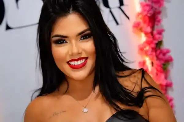 Despedida de influenciadora Karol Belchior morta a facadas é marcada por comoção