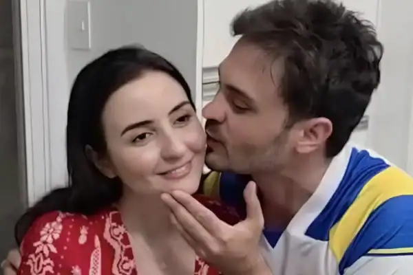 Renato Bayma Gaia e namorada batem recorde inusitado de beijos no Guinness
