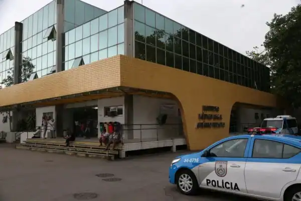 Seis corpos são deixados na UPA de Magalhães Bastos após tiroteio