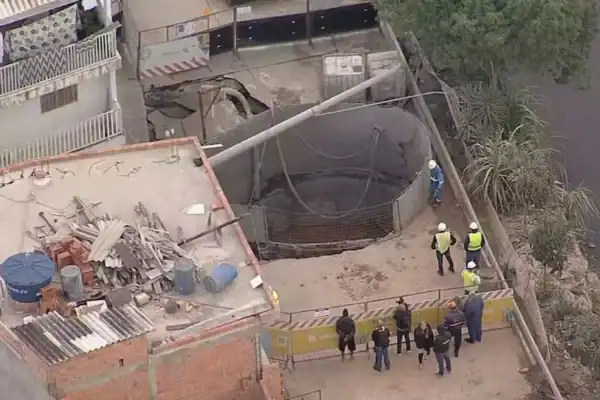 Cratera gigante interdita casas após obra de implantação da rede de esgoto