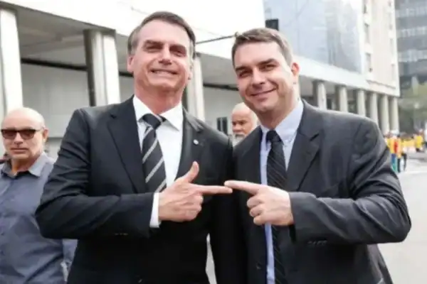 Após divulgação de carta, Moraes suspende visitas de Flávio a Jair Bolsonaro
