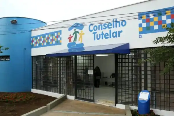 Mãe investigada por abandonar dois filhos e motivo causa espanto