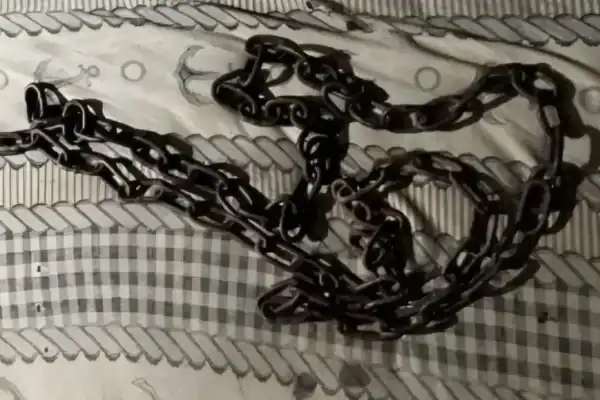 Padrasto é detido por manter enteado autista acorrentado