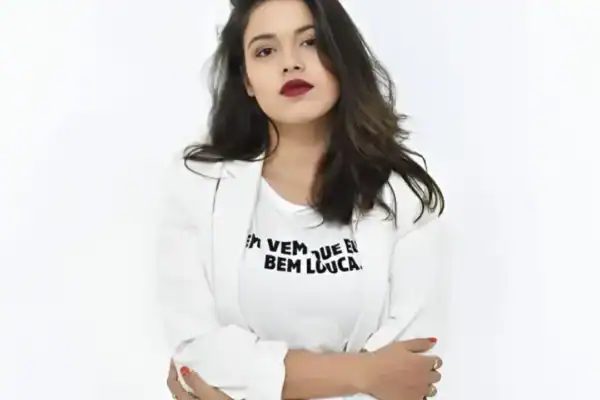 Mulher é indiciada por agressão a humorista com cadeirada durante show