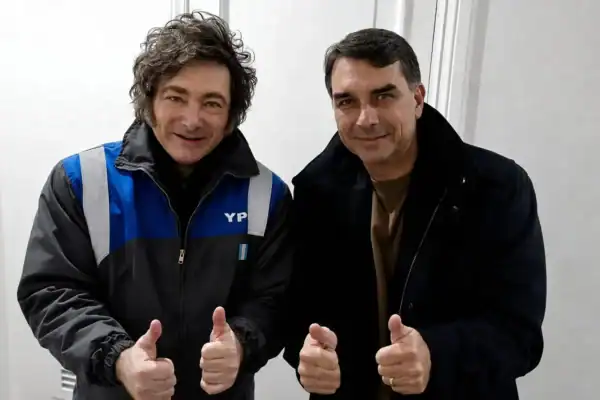 Flávio Bolsonaro encontra Javier Milei e afirma que ‘onda azul’ vai alcançar o Brasil