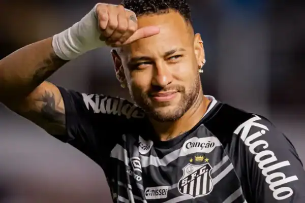 Fã atrai atenção de Neymar e irmã expõe motivo inusitado