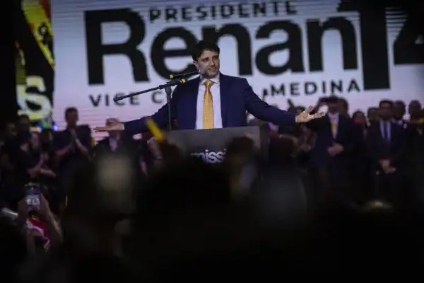 Renan Santos ataca Lula e Flávio Bolsonaro ao lançar candidatura presidencial