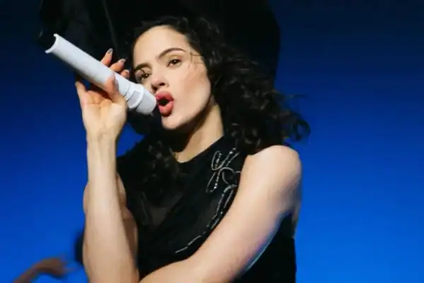 Rosalía pede desculpas aos fãs argentinos em show após triunfo da Espanha na Copa do Mundo