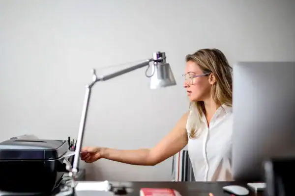Shakira recria seu meme icônico diante do computador em parceria com a Epson
