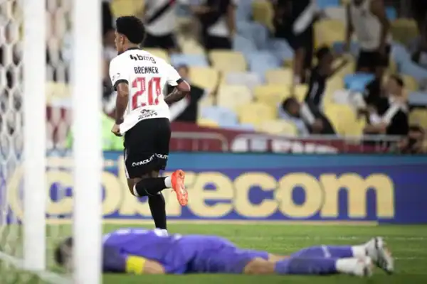 Brenner brilha com dois gols e Vasco volta a derrubar Fluminense na Copa do Brasil