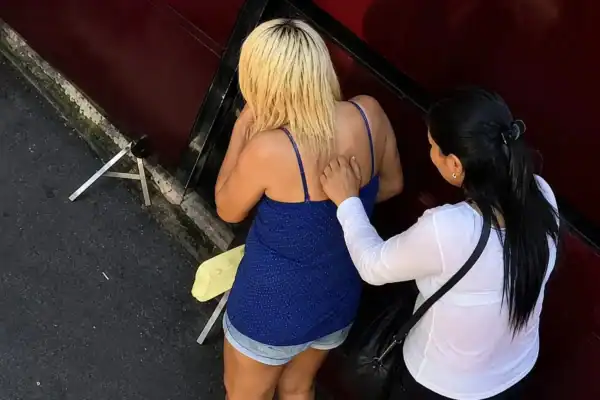 Vídeo mostra GCM salvando mulher que se engasgou com carne