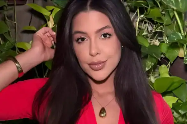 Lais Caldas explica o motivo pelo qual a filha não pode usar brincos