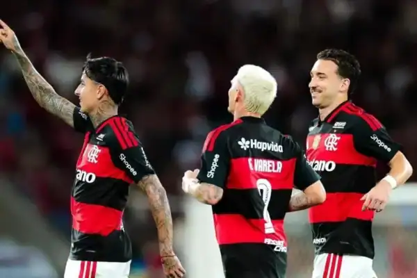Flamengo vence o Vitória, retoma confiança e reduz diferença para o Palmeiras