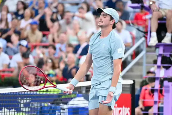 João Fonseca sente dores em tornozelo e perde para Ben Shelton no Masters 1000 de Montreal