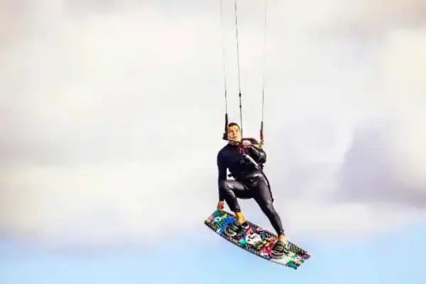 Atleta de kitesurf desaparece diante da namorada durante manobra e é encontrado morto