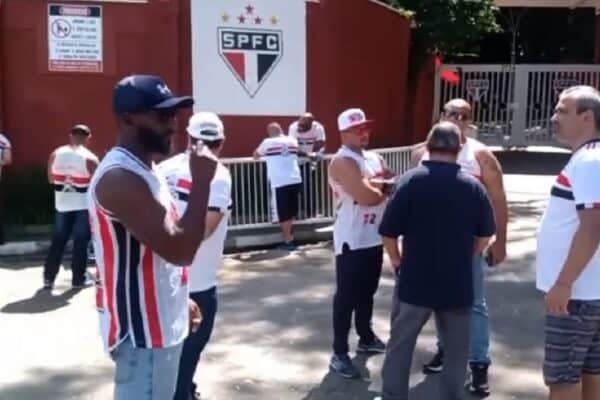 Neymar e elenco do Santos se reúnem com Torcida Jovem no CT em compromisso com o torcedor