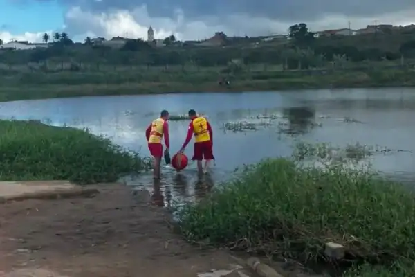 Vídeo mostra o momento exato em que casal morre afogado em açude