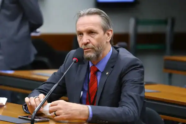 Líder do PT na Câmara, Pedro Uczai, passa mal em reunião e Motta cancela ordem do dia