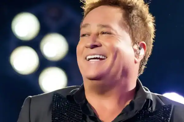 Leonardo viraliza ao brincar sobre contato dos filhos durante show com Pedro Leonardo