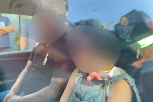 Mãe afirma que saiu para comprar pão antes do incêndio que matou duas crianças
