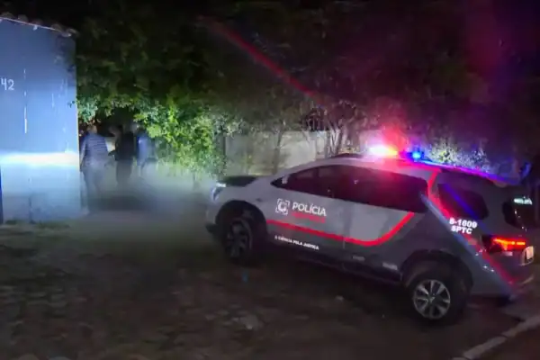 Mulher de 33 anos é encontrada morta em imóvel abandonado e suspeito de 28 anos é detido com celular da vítima