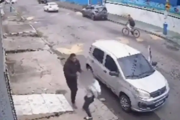 Menina suplica a assaltante para não ter celular roubado em Duque de Caxias