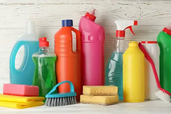 Anvisa proíbe 12 produtos de limpeza irregulares; confira as marcas atingidas