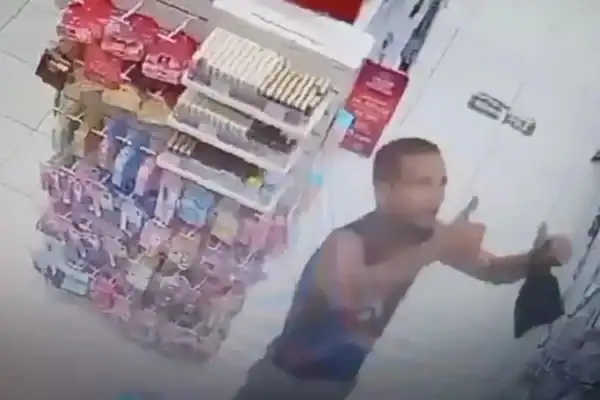 Homem faz ‘joinha’ para câmera de segurança antes de roubar farmácia e é detido