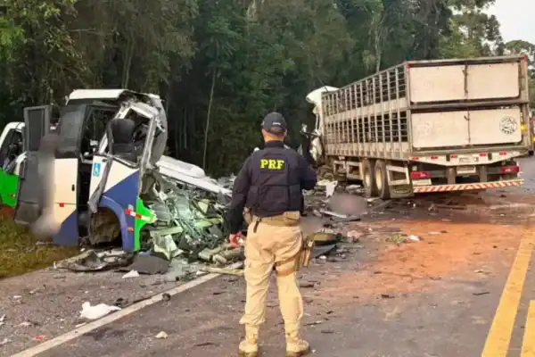 Vítimas de acidente no interior do Paraná recebem velório em ginásio municipal