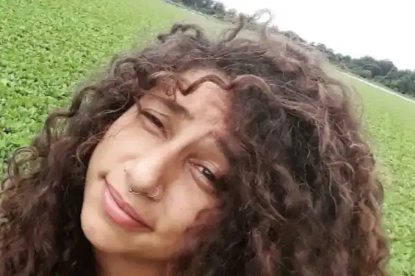 Agatha Cristina Fonseca é encontrada morta de joelhos em quarto ensanguentado