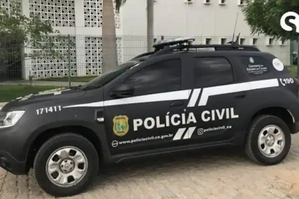 Motorista de ônibus escolar é detido após avançar com veículo contra delegado