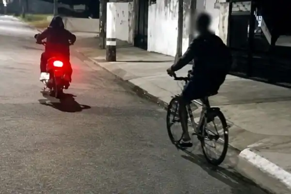 Suspeitos transmitem ao vivo furto de moto e detalhe chama atenção
